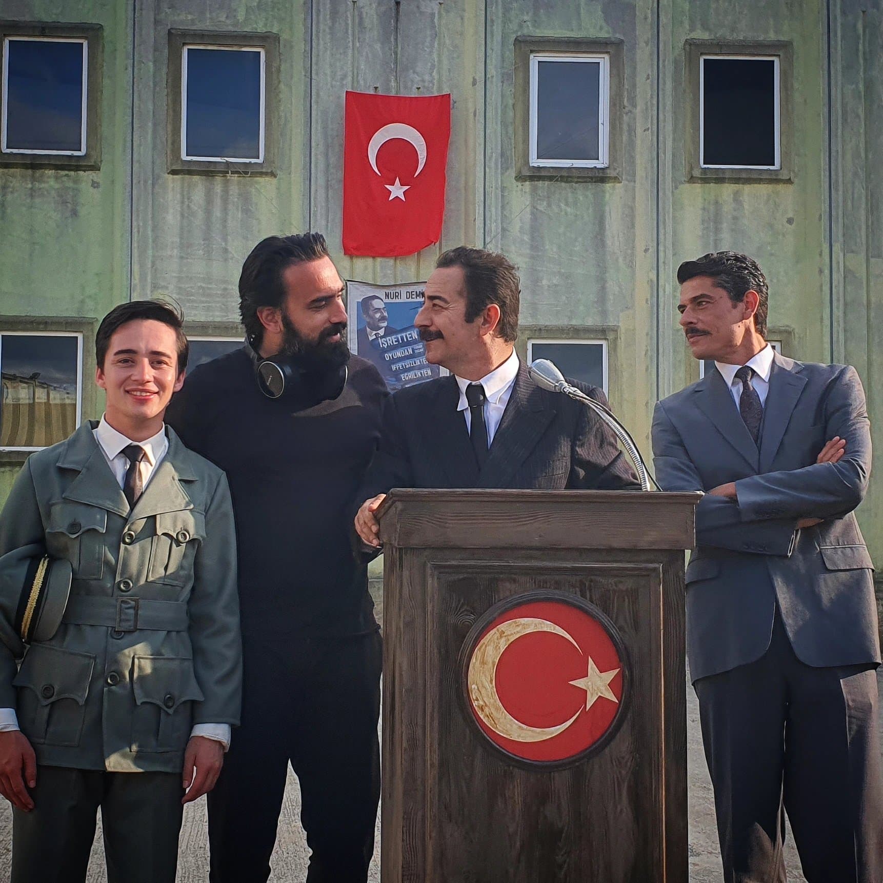 Paşa'nın Rüyası setinden — dönem kostümlü kürsü sahnesi
