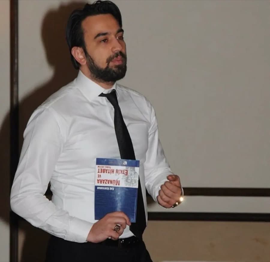 Ediz Kentkuran, Münazara ve Etkin Hitabet kitabıyla bir eğitim sırasında