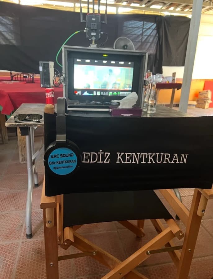 Güven Bana setinde Ediz Kentkuran'ın yönetmen koltuğu ve reji monitörü
