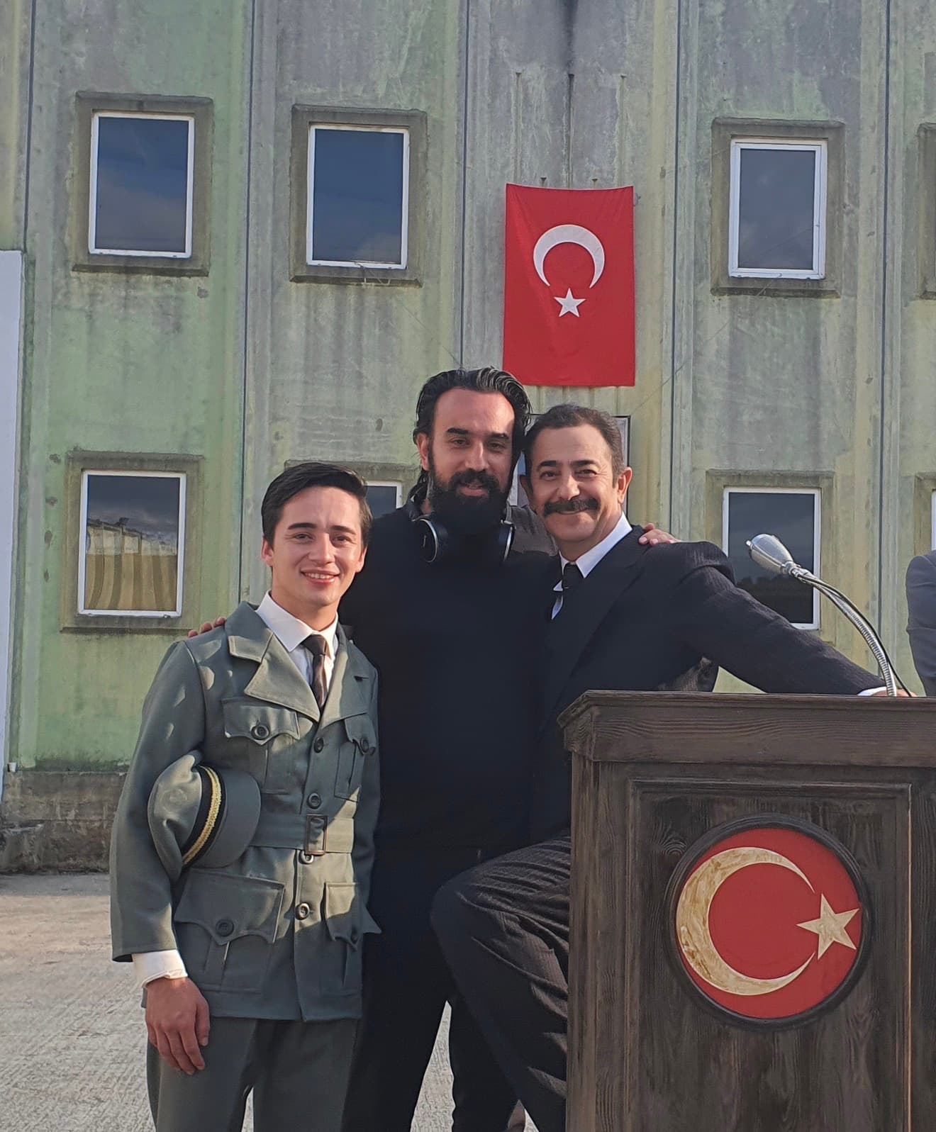 Setten — kürsü önünde oyuncularla
